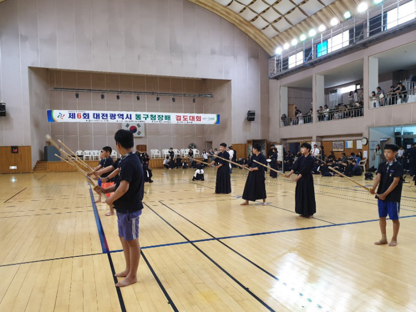 강당에 모여앉아 점심식사를 하고있는 학생들 사진
